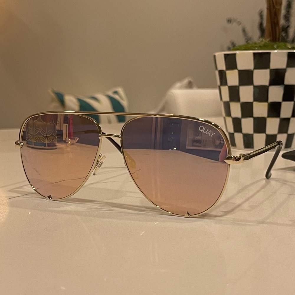 Quay x Desi High Key Gold/Gold